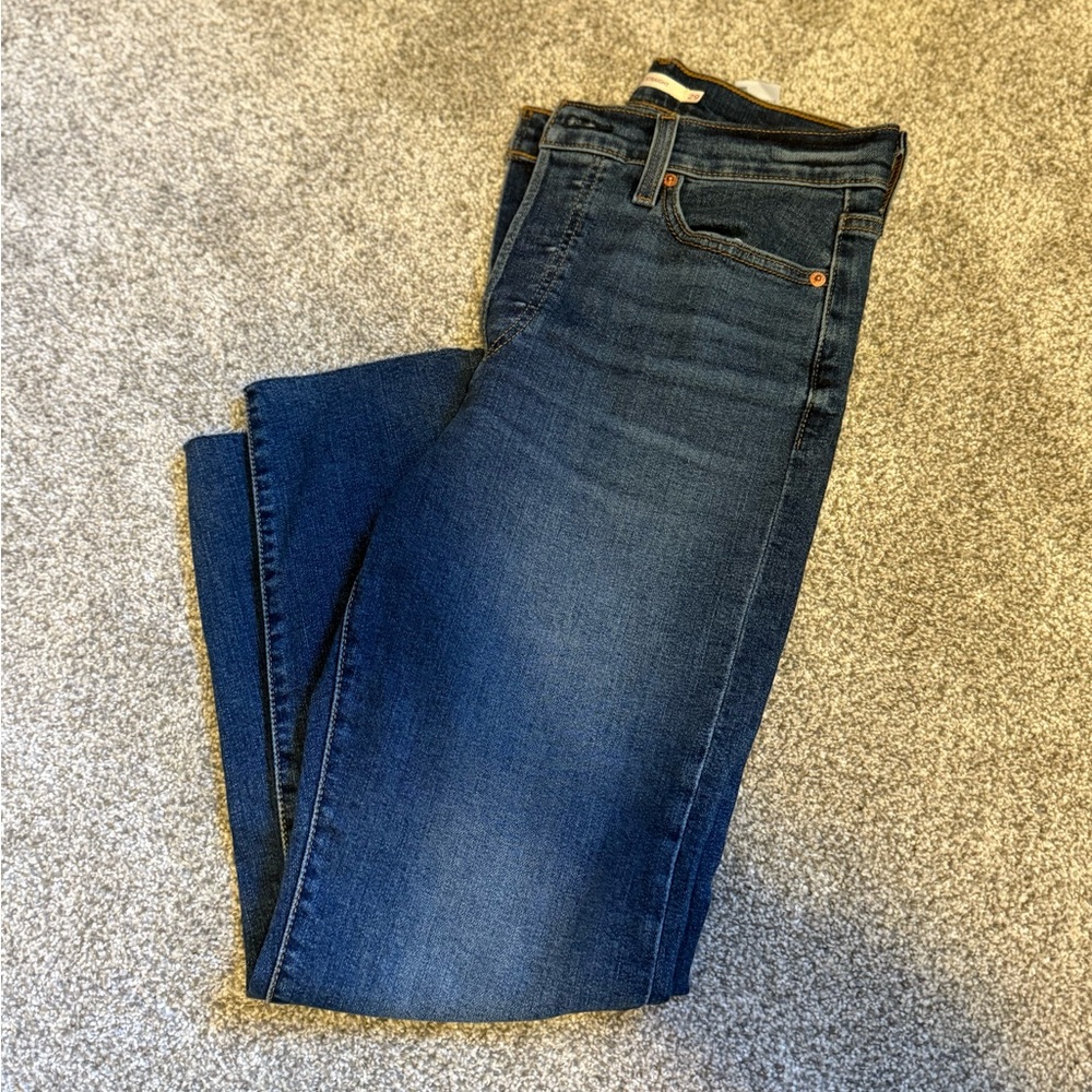 Wedgie Straight Levi’s Jeans Size 29